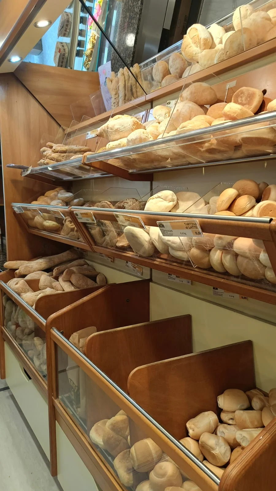 Bancone del pane fresco al Punto Vendita Darfo