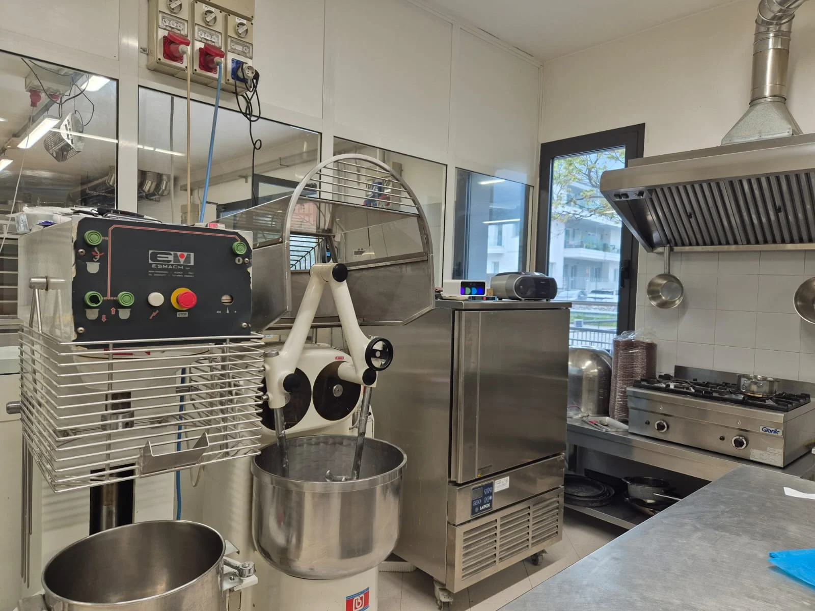 Impastatrice planetaria Esmach in laboratorio