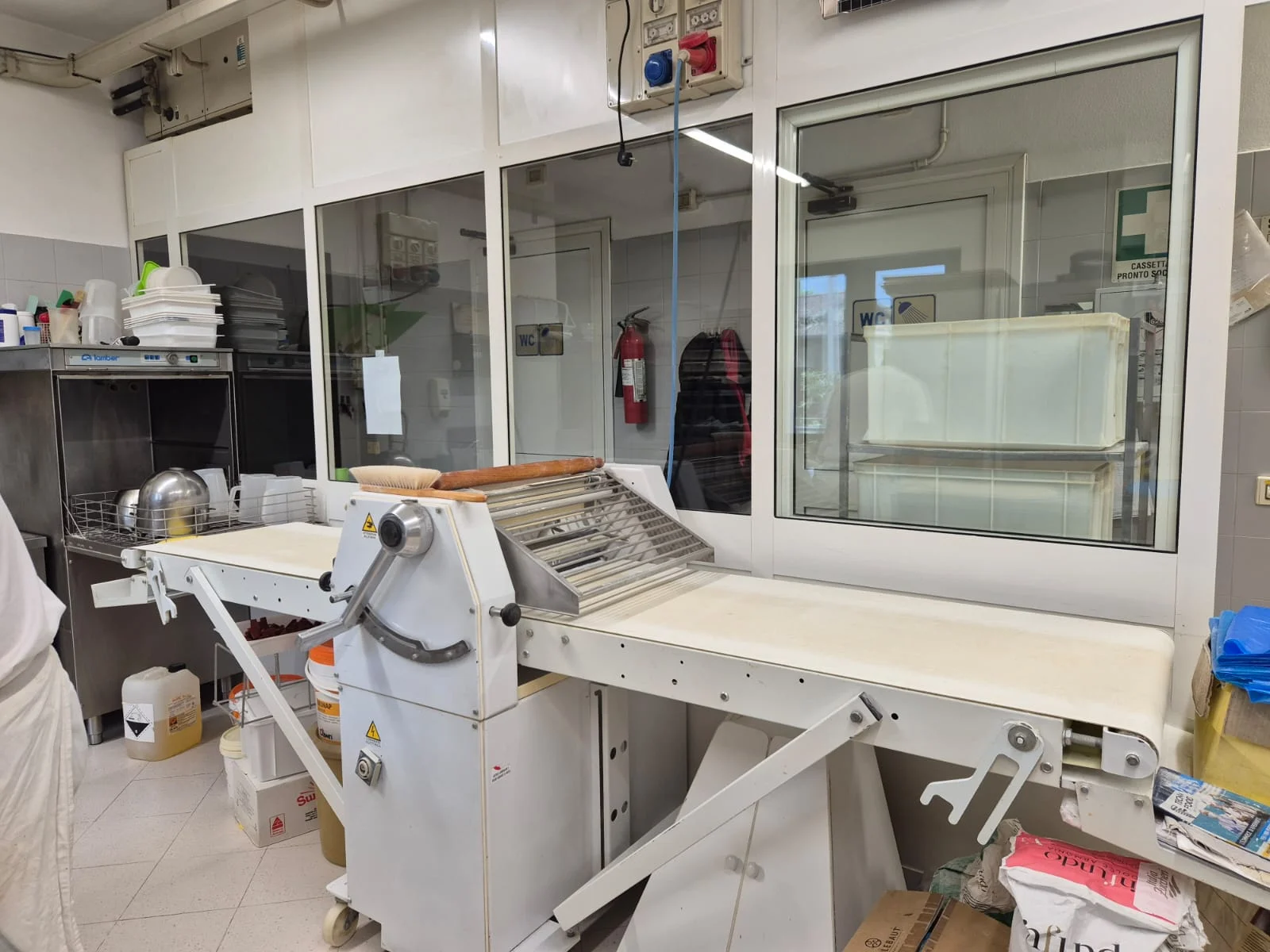 Laminatoio per sfoglia nel laboratorio della forneria